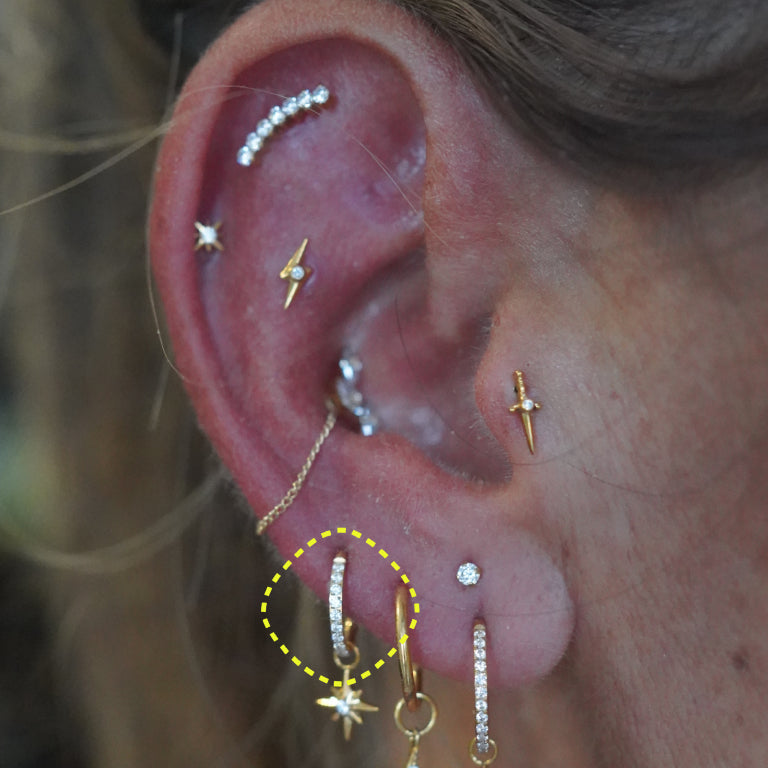 Pavé clicker worn on the ear